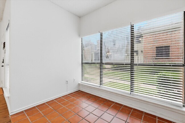 Building Photo - 9600 Royal Ln