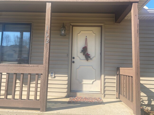 Building Photo - 162 E Hillview Dr