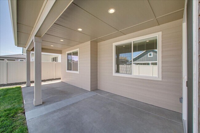 Building Photo - Stylish New Star Home with Resort-Style Perks