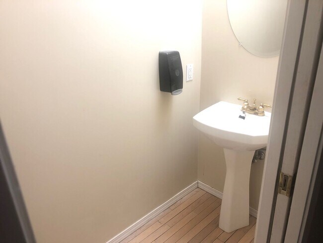 Building Photo - Beautiful 3BR, 2.5 bath townhouse in north Normal. Over 2300 square feet. Large finished basement...