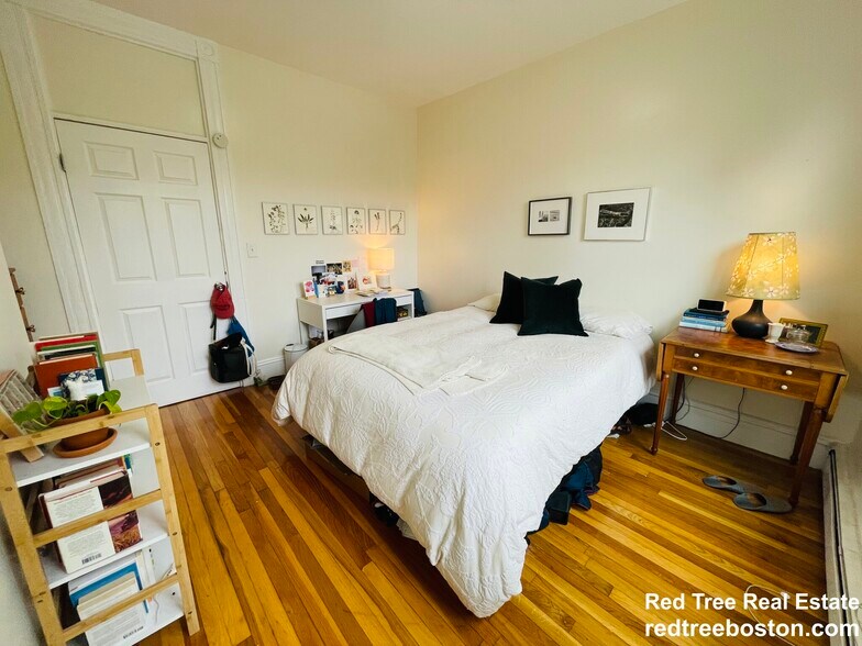 Building Photo - 10 Houghton St