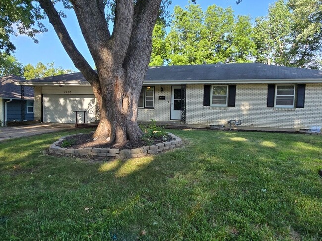 Building Photo - Beautiful 4 bedroom behind the Golf Coarse