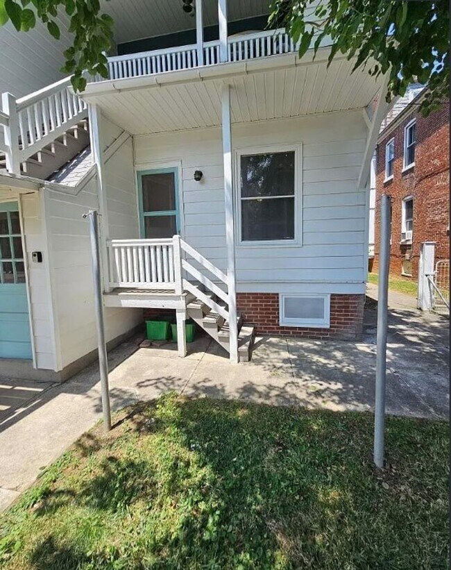 Building Photo - 748 Madison Ave