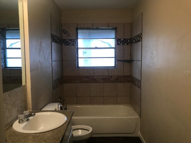Building Photo - 2043 US-69