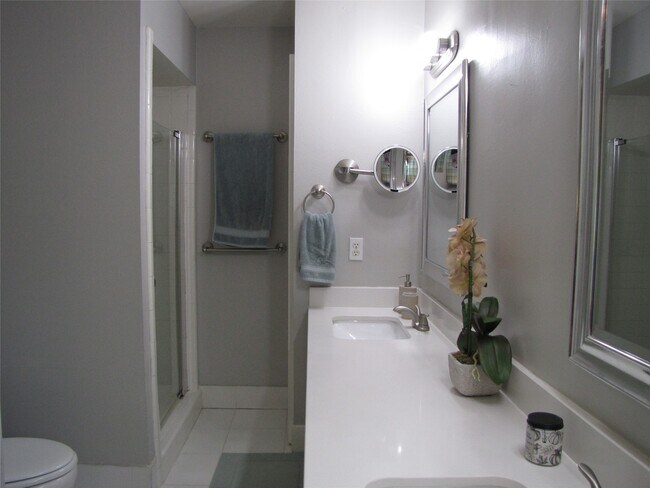 Building Photo - 7902 Meadowcroft Dr