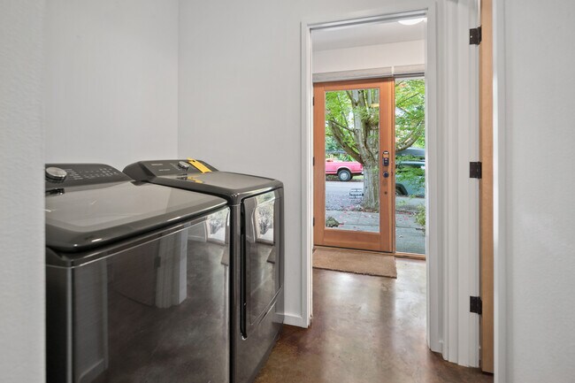 Building Photo - 504 NE Brazee St