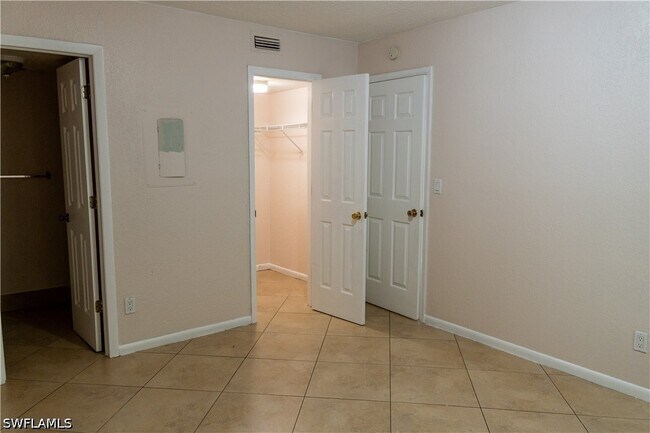 Building Photo - 4627 Bayshore Dr