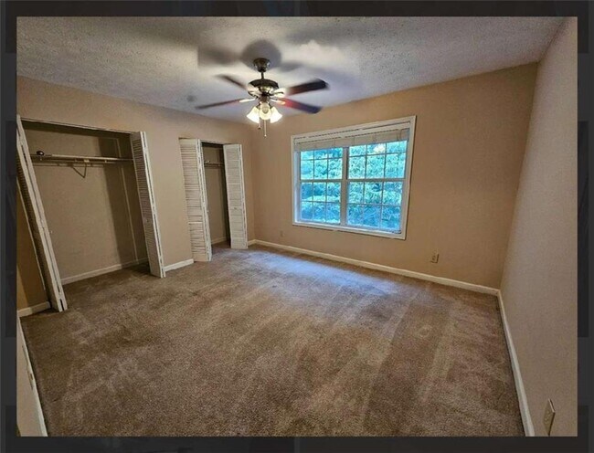 Building Photo - 2539 Oakridge Pl