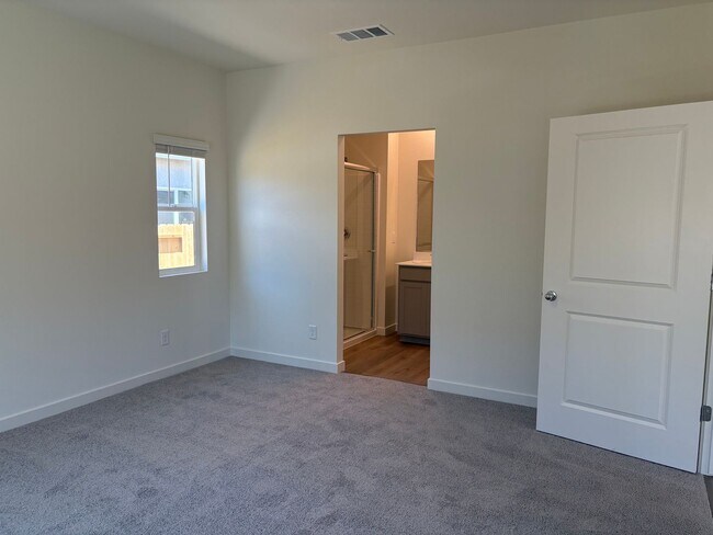 Building Photo - Brand New DR Horton Home!
