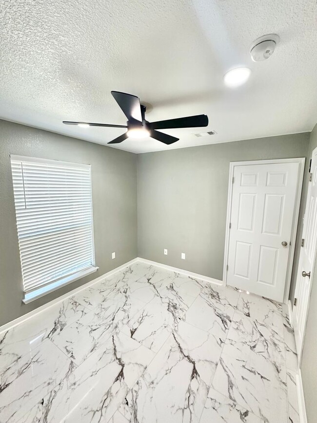 Building Photo - AVAILABLE NOW!!