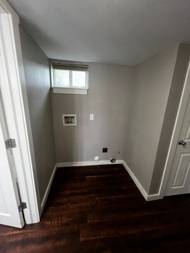 Building Photo - 604 N 10th Ave
