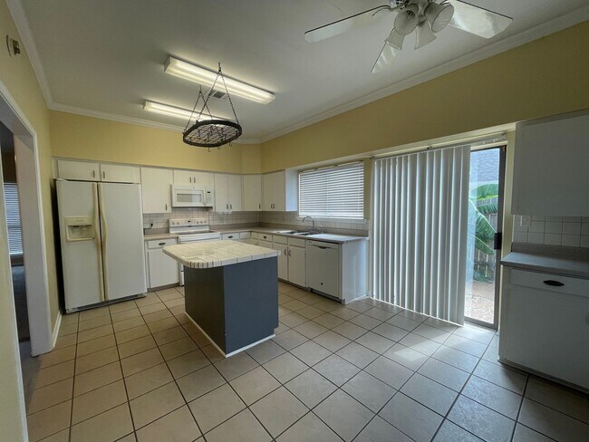 Building Photo - Sought after location so hurry!