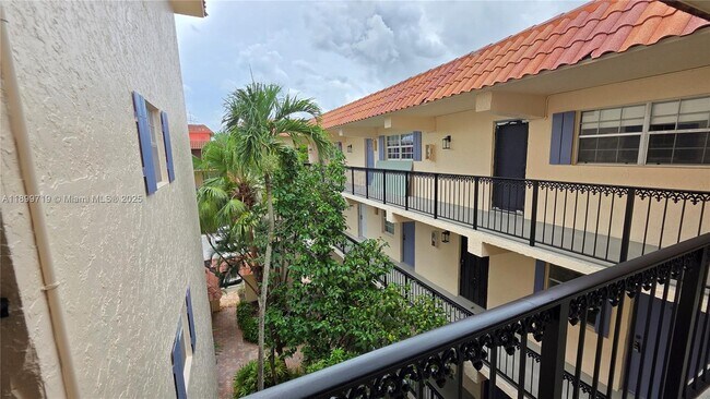 Building Photo - 650 Tennis Club Dr