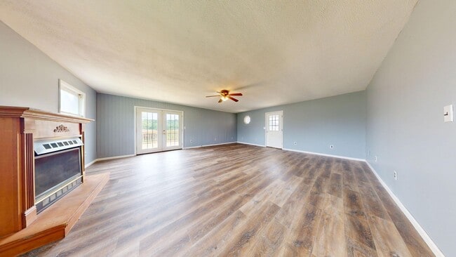 Building Photo - Large farmhouse with garage in Mapleton Schools