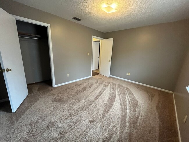 Building Photo - 6107 Vinnie Dr