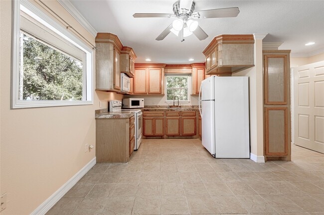 Building Photo - 4 Rainbow Dr