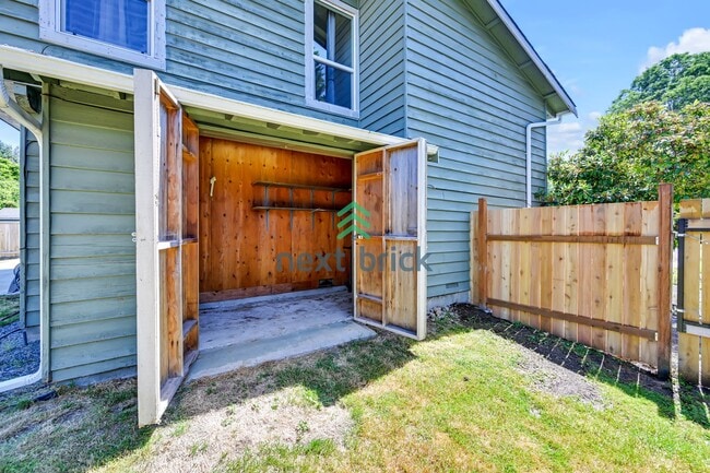 Building Photo - 3 Bed 2 Bath Single-family Home is availab...