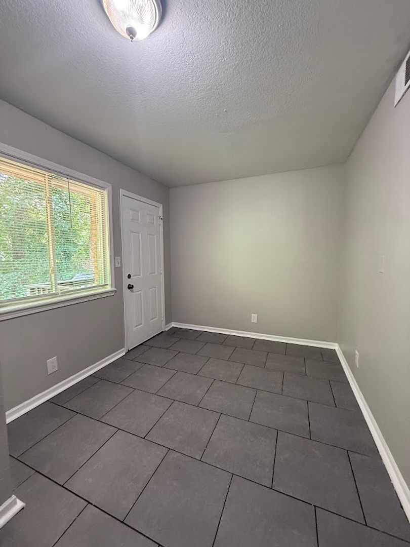 Building Photo - 1602 Line Cir