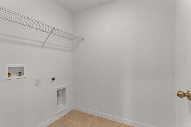 Building Photo - Like-New Ashton Woods Spacious 5BR 4BA, Prime Location Near I-4!