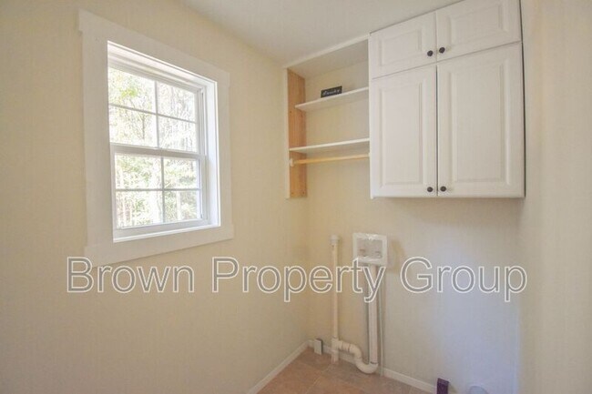 Building Photo - 885 Simmons Rd