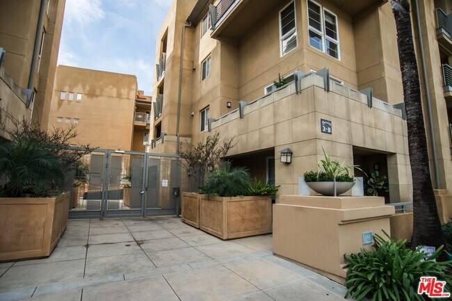 Building Photo - 5831 Seawalk Dr