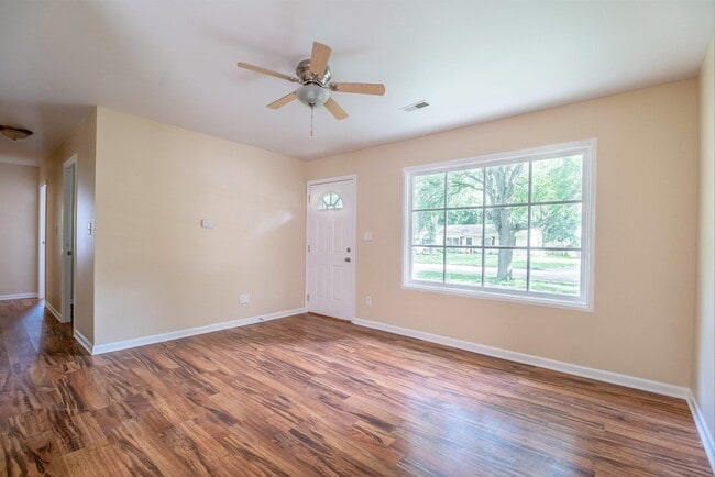 Building Photo - Contemporary, remodeled 920sqft., 3-bedroom, 1-bath single-family ranch with yard