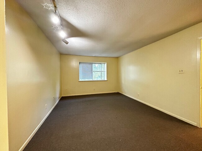 Building Photo - 2 Wynwood Dr