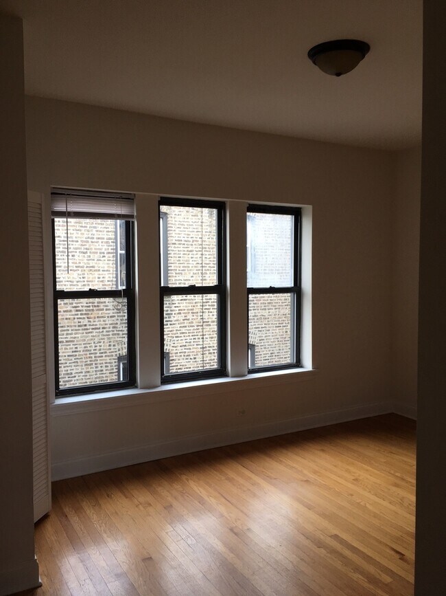 Building Photo - 2-Bedroom, Top-Floor Condo in North Rogers Park