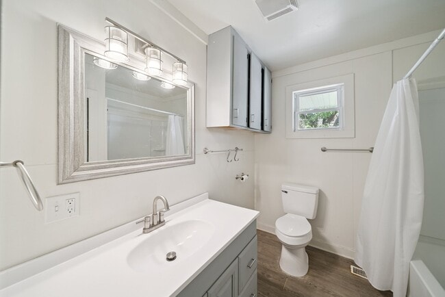 Building Photo - 1304 S Husband St