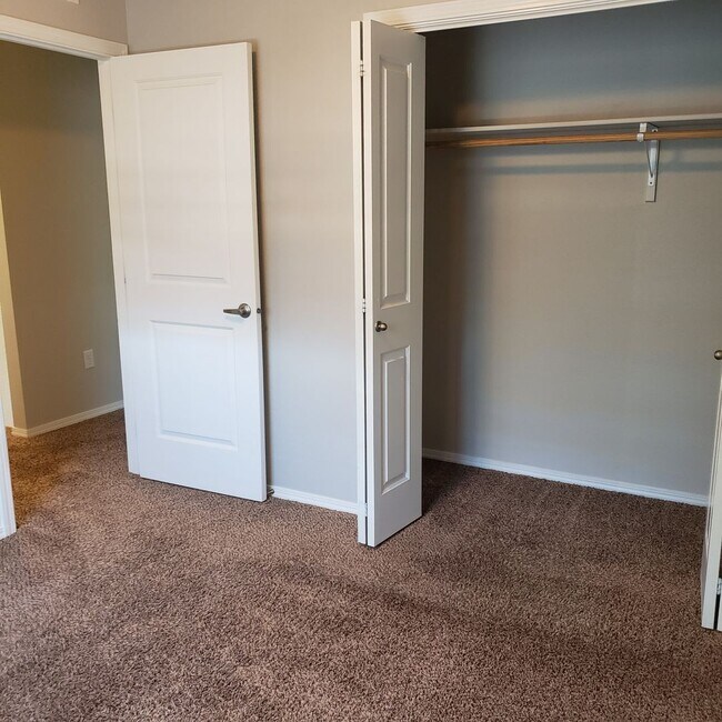 Building Photo - AB1488