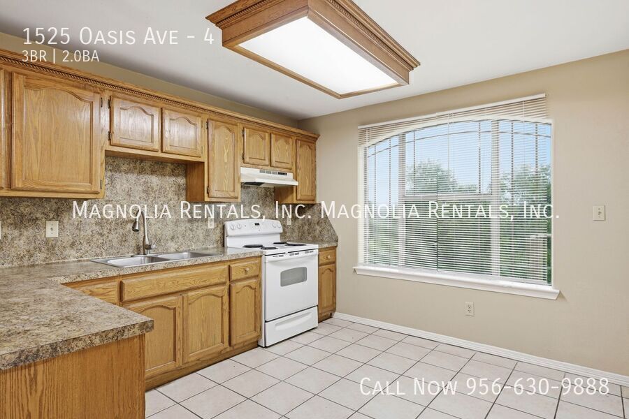 Building Photo - 1525 Oasis Dr