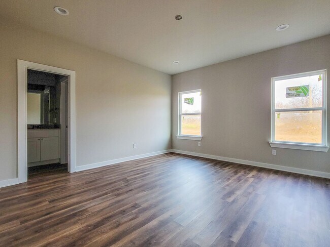 Building Photo - 3840 Skylane Ave