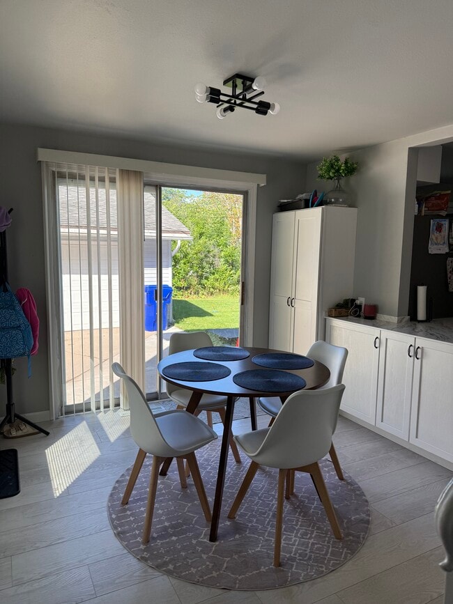 Building Photo - 817 N Hawthorne Dr