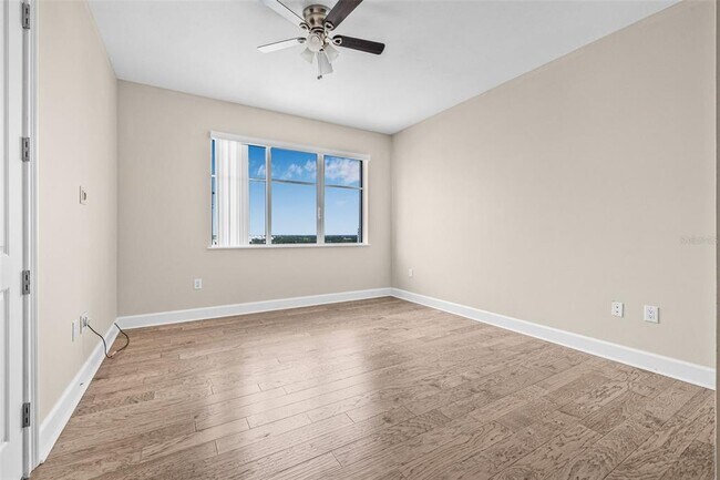 Building Photo - 300 Beach Dr NE