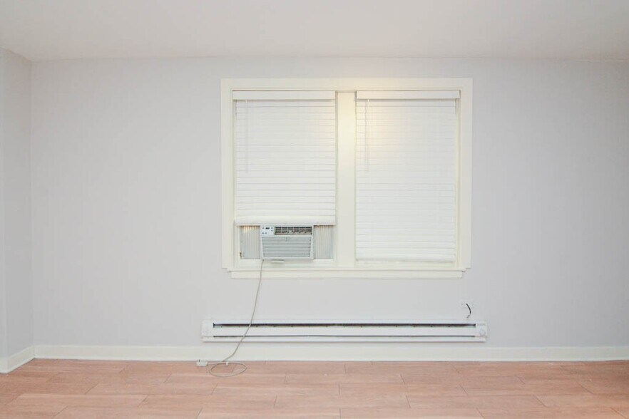 Building Photo - 511 W Belmont Ave