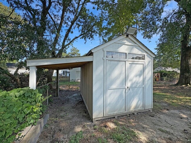 Building Photo - Newly Renovated 2-Bedroom Home in Vibrant ...