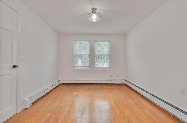 Building Photo - 509 7th St