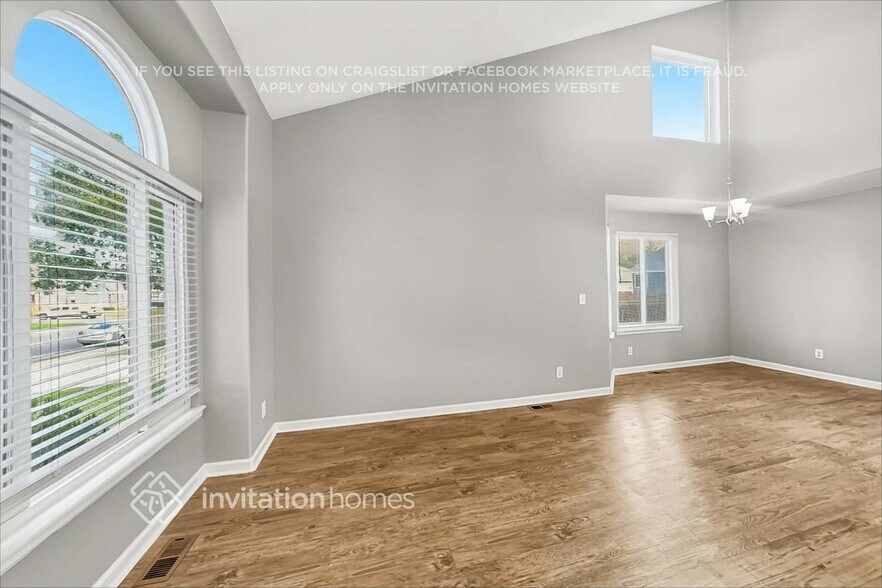 Building Photo - 2248 S Espana St