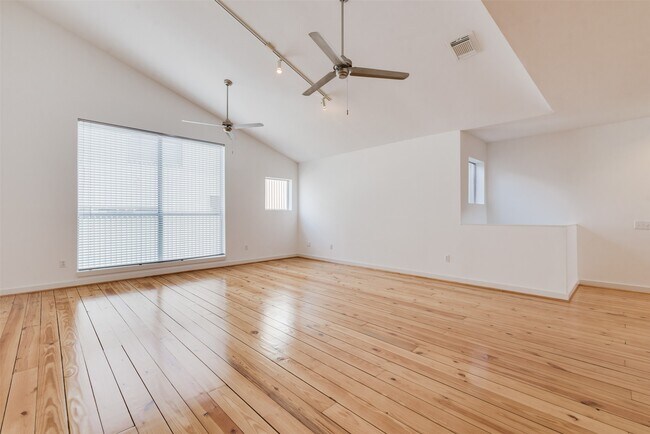 Building Photo - 1637 Tuam St
