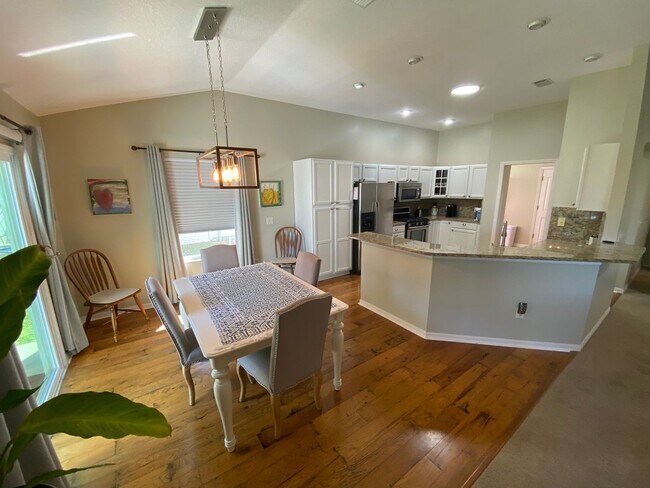 Building Photo - SEASONAL RENTAL in Glenview - 3 Beds, 2 Ba...
