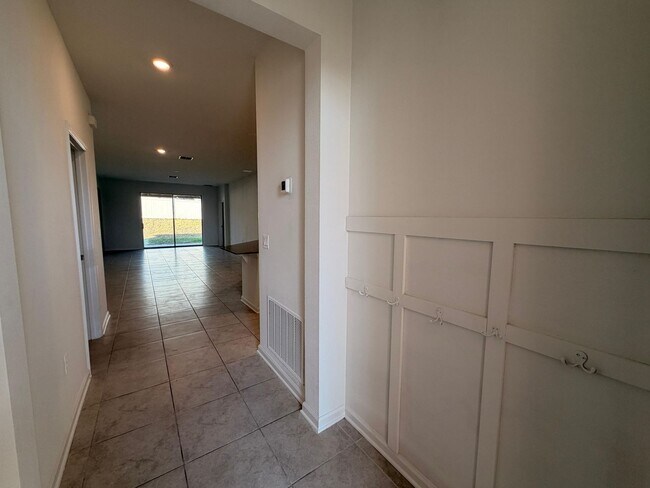 Building Photo - Rare find In-Law suite Home! Single family house with Separate entry and kitchen, laundry set!