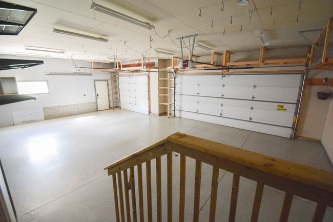 Building Photo - Spacious and Stunning 5 Bed 3.5 Bath For R...