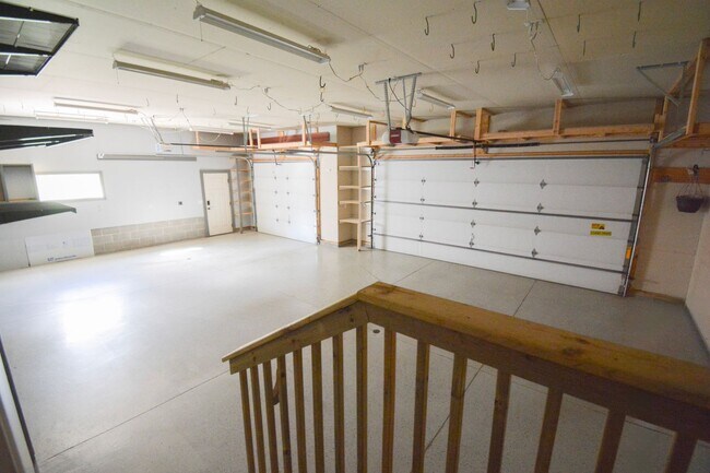 Building Photo - Spacious and Stunning 5 Bed 4 Bath For Ren...
