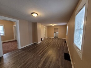 Building Photo - Two Bedroom, One Bathroom Home with Washer/Dryer!