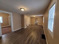 Building Photo - Two Bedroom, One Bathroom Home with Washer/Dryer!