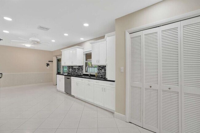 Building Photo - 2527 Lakes Dr