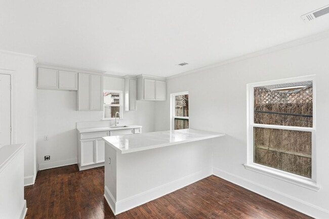 Building Photo - 612 W Alabama St