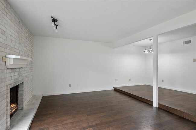 Building Photo - 2387 Crescent Park Dr
