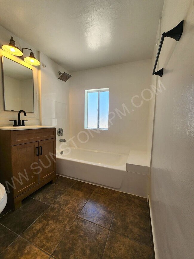 Building Photo - 2 bedroom, 1 bathroom