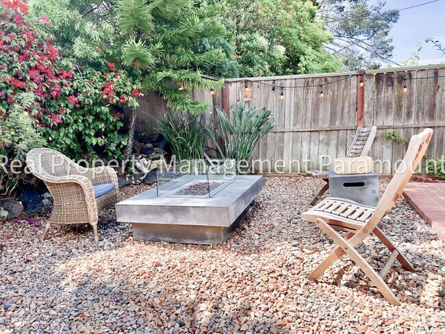 Building Photo - Furnished Brentwood Hills Retreat with Tim...